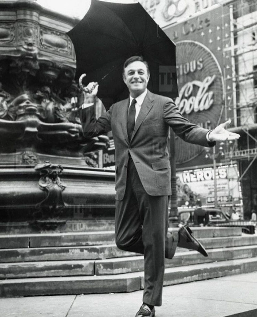 Gene Kelly in Piccadilly Circus